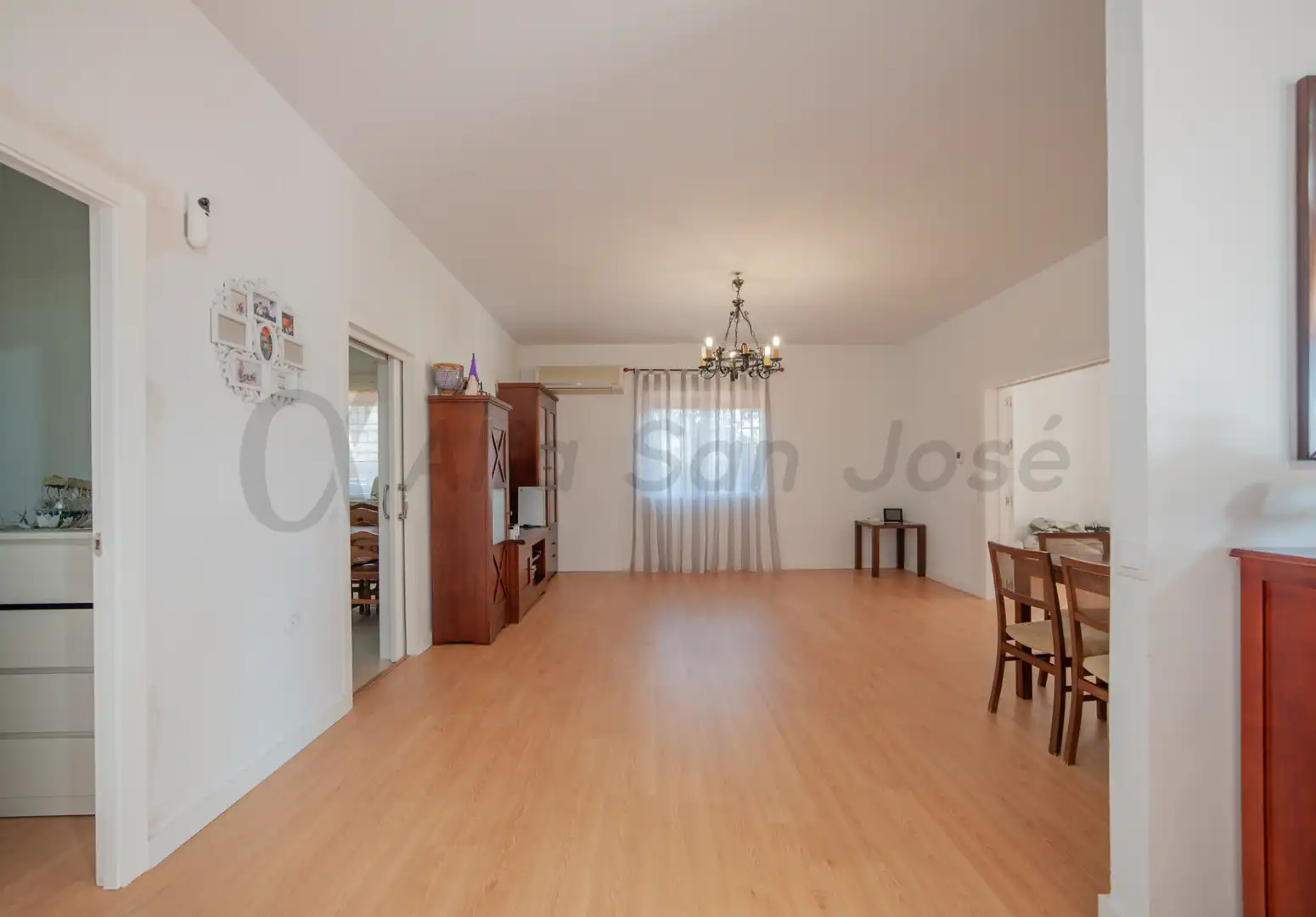 Sala d'estar de Casa o xalet en venda en La Rinconada amb Aire condicionat, Jardí privat i Piscina