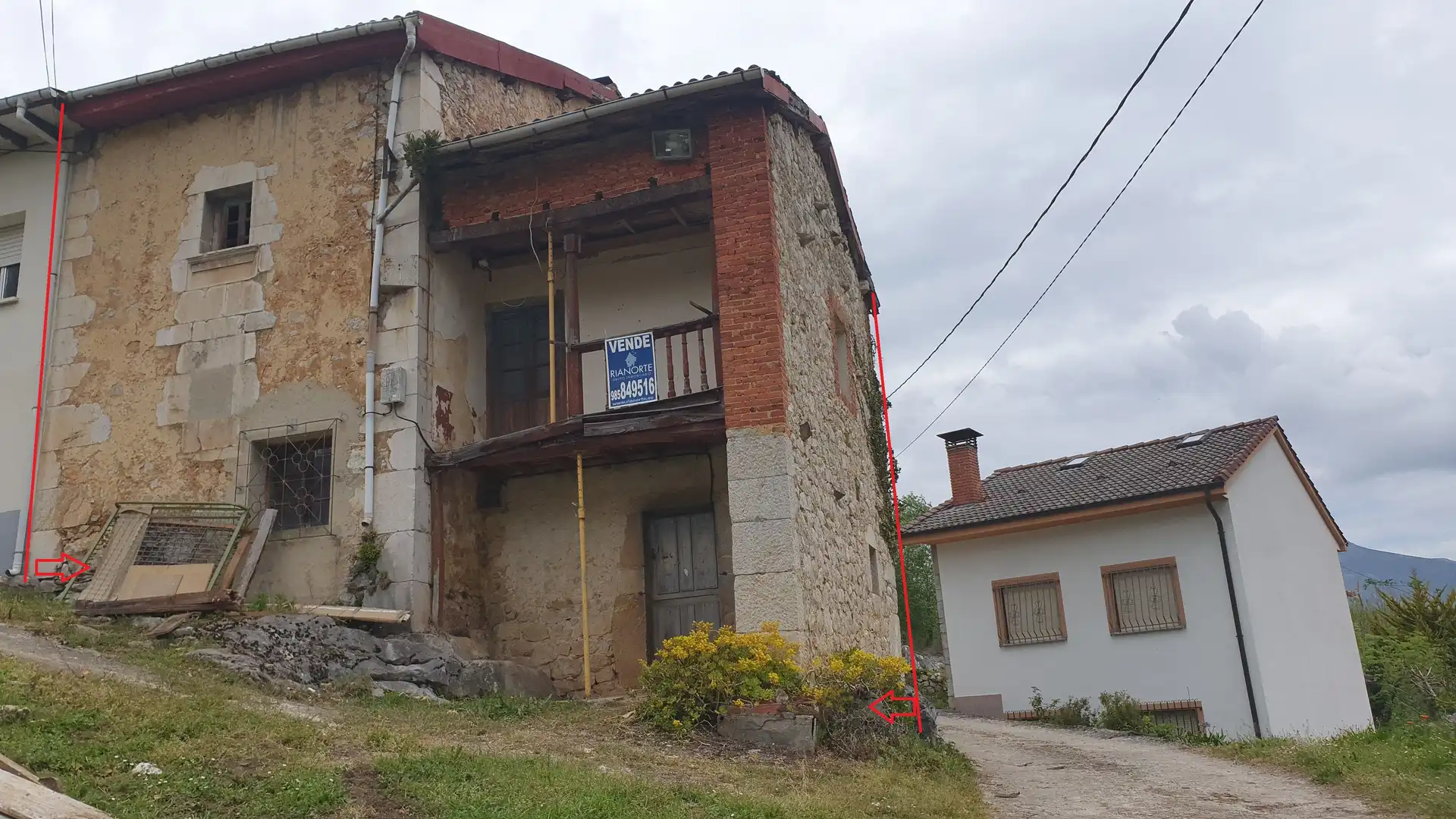 Vista exterior de Casa adosada en venda en Cabrales amb Jardí privat, Traster i Balcó