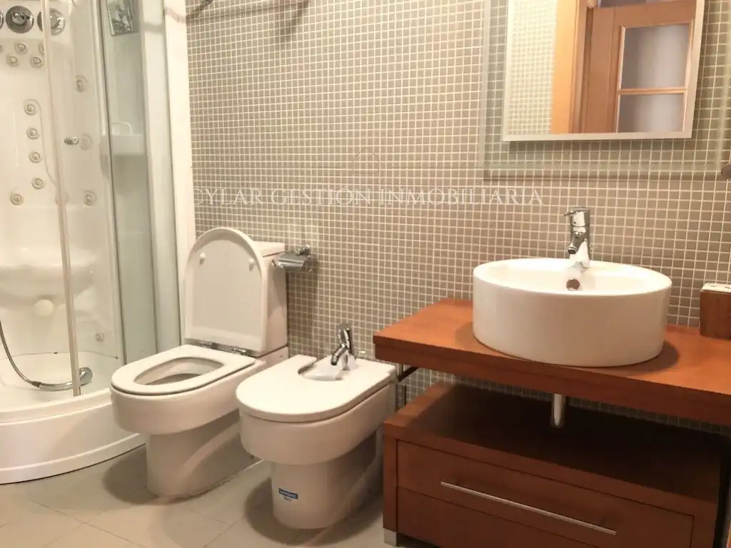 Bathroom of Flat for rent in Salamanca  with Heating, Parquet flooring and Terrace