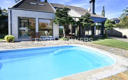 Piscina de Casa o xalet en venda en Castro-Urdiales amb Aire condicionat, Calefacció i Jardí privat