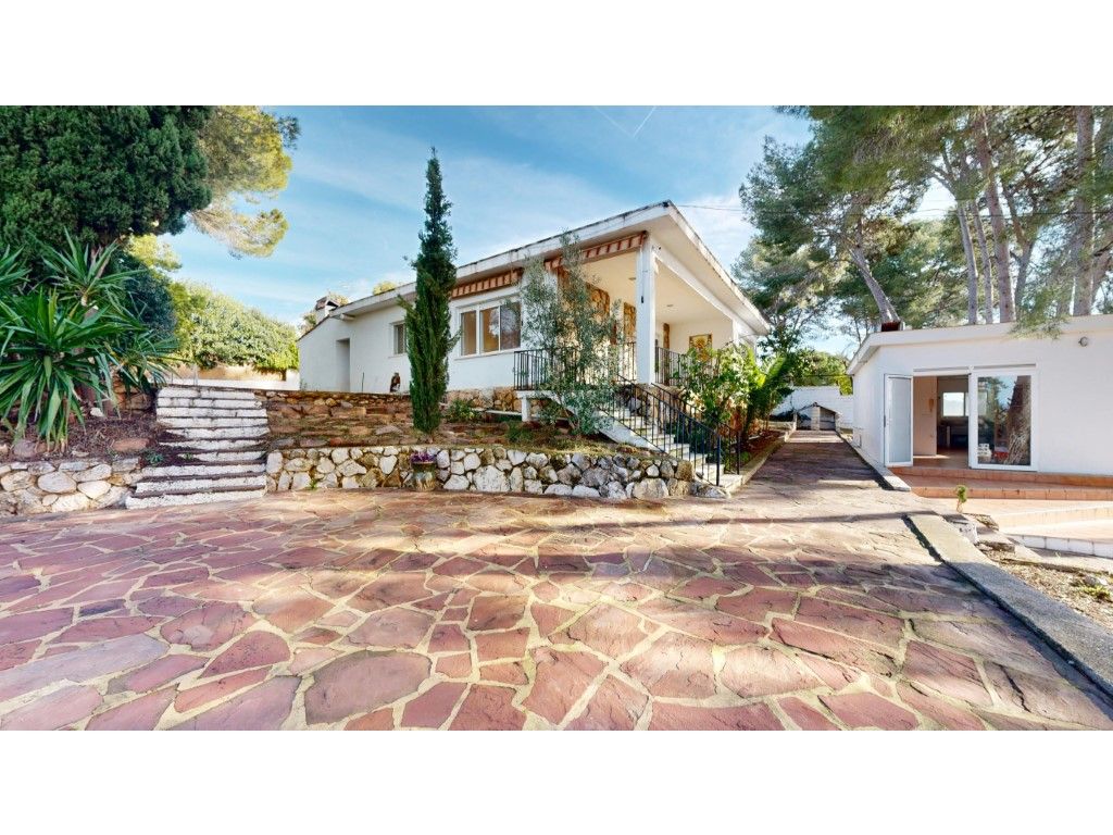 Vista exterior de Casa o xalet en venda en Torrent amb Aire condicionat, Terrassa i Piscina