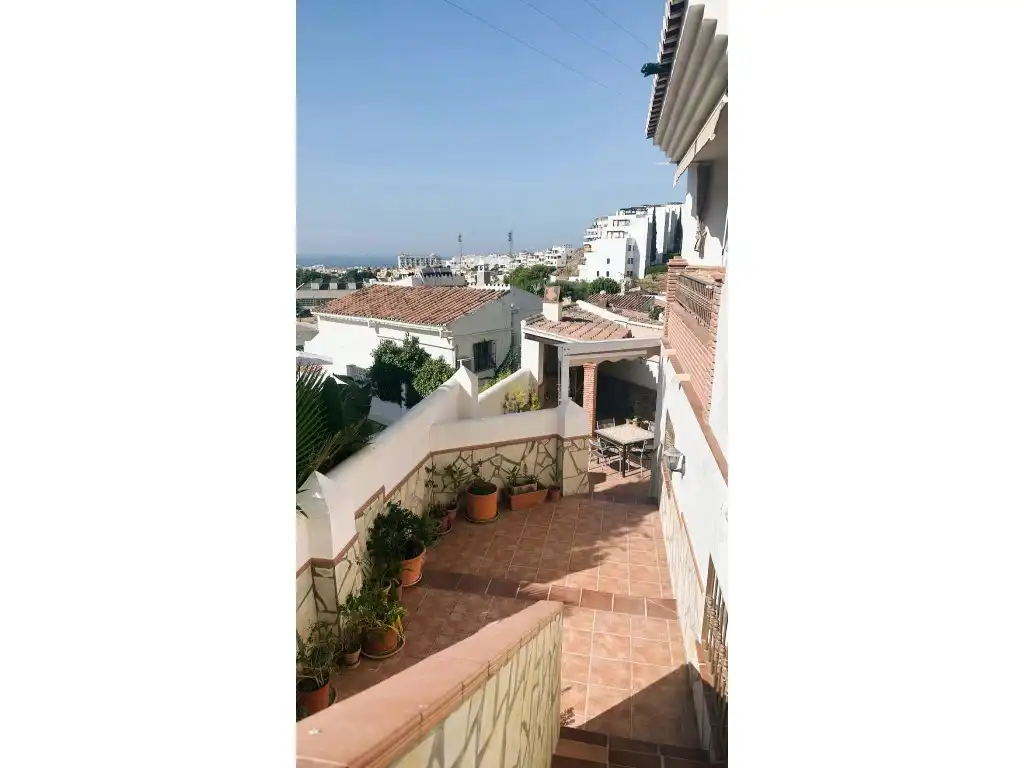 Vista exterior de Casa o chalet en venta en Nerja con Jardín privado, Piscina y Piscina comunitaria