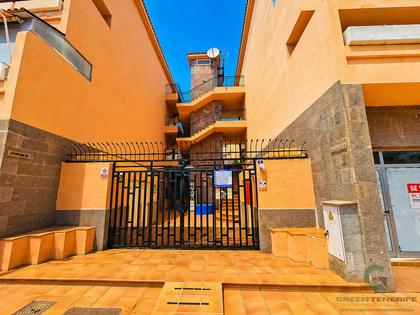 Vista exterior de Pis de lloguer en Arona amb Terrassa, Piscina i Moblat