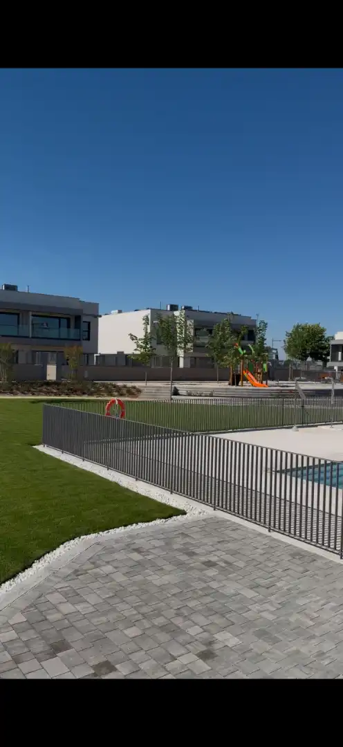 Vista exterior de Casa adosada en venta en Boadilla del Monte con Aire acondicionado, Calefacción y Jardín privado