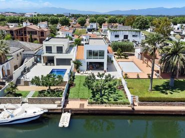 Casa amb piscina en venda a Carrer Segre