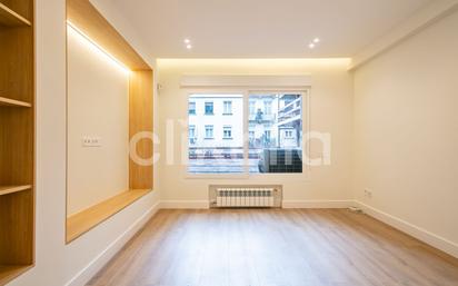 Living room of Flat for sale in  Madrid Capital  with Air Conditioner and Heating