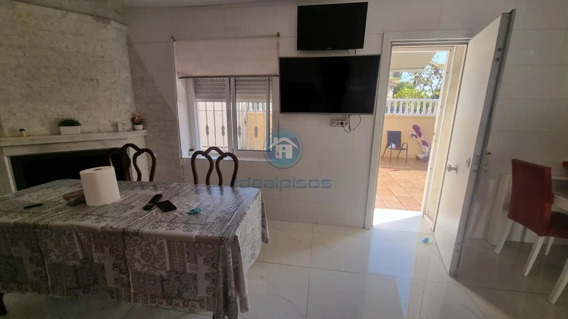 Vista exterior de Casa o xalet en venda en Alicante / Alacant amb Aire condicionat, Jardí privat i Terrassa