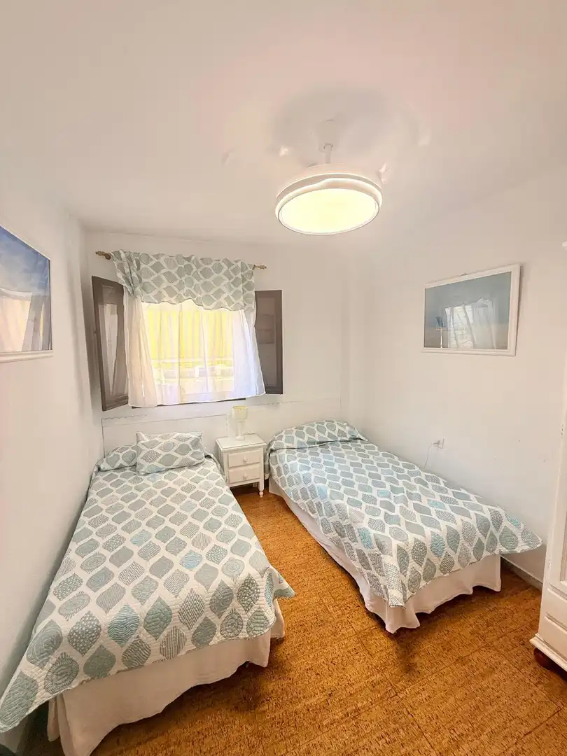 Dormitori de Apartament de lloguer en Vélez-Málaga amb Piscina comunitària