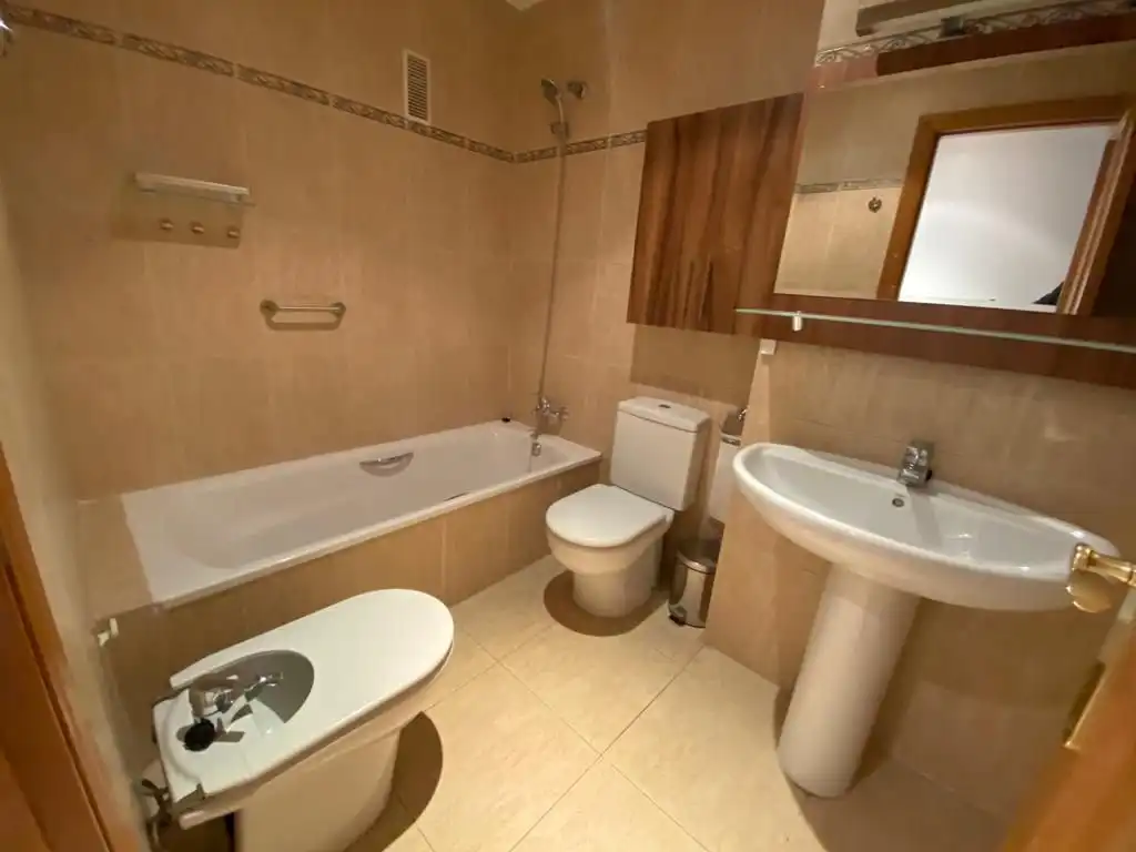 Badezimmer von Wohnung zur Miete in Valencia mit Klimaanlage, Heizung und Terrasse