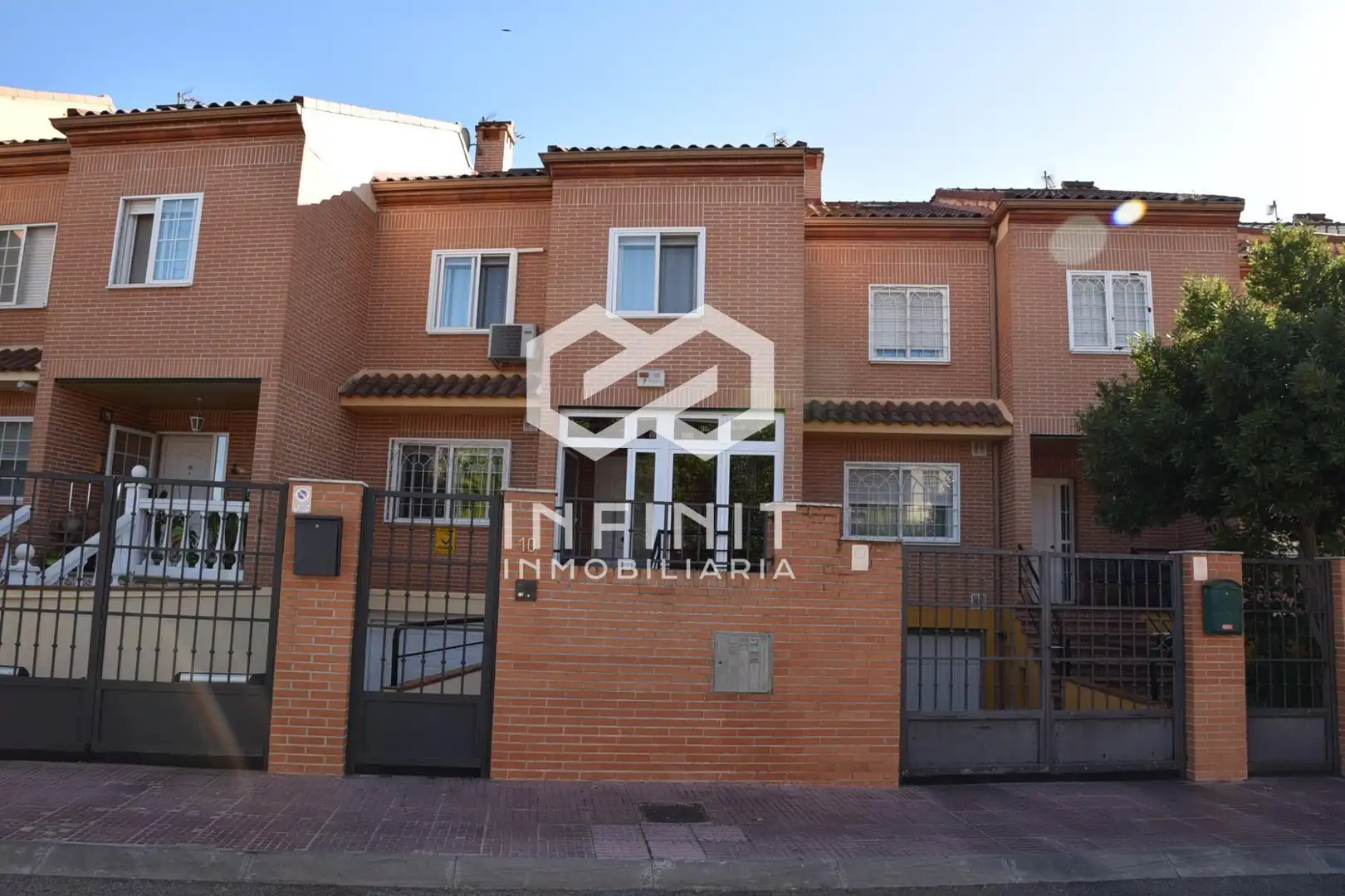 Vista exterior de Casa adosada en venda en Alcalá de Henares amb Aire condicionat, Calefacció i Jardí privat