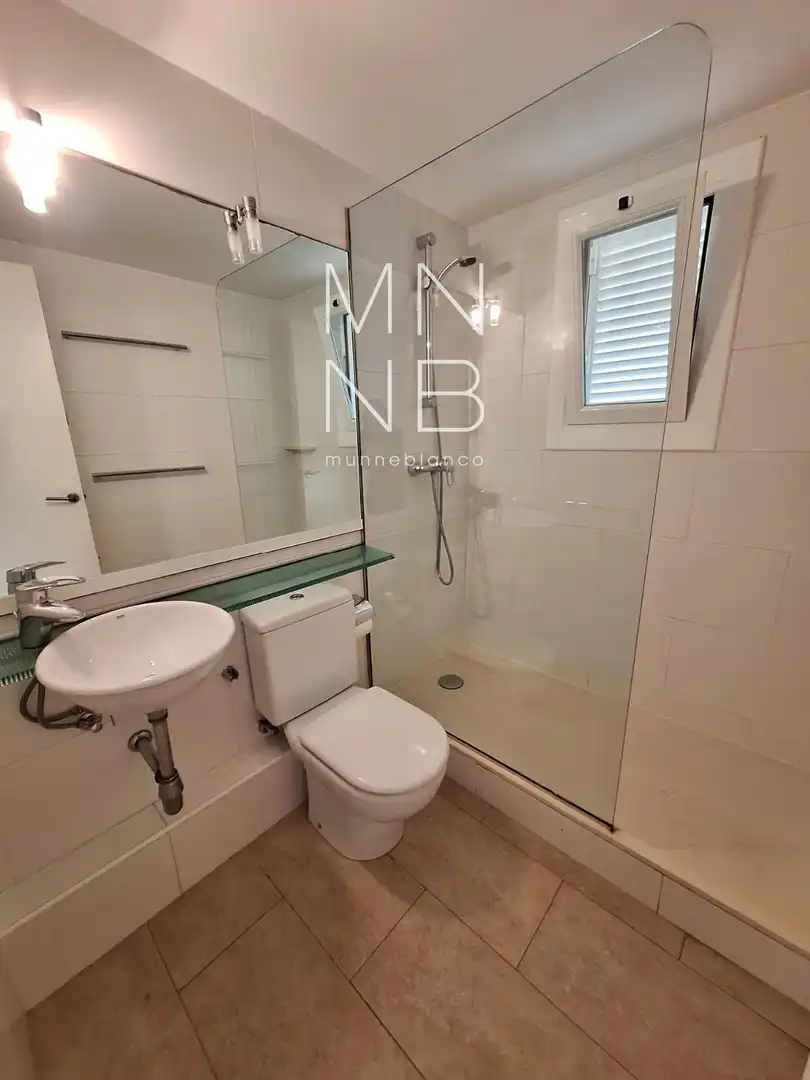 Badezimmer von Dachboden zum Verkauf in Sant Vicenç de Montalt mit Klimaanlage, Heizung und Terrasse