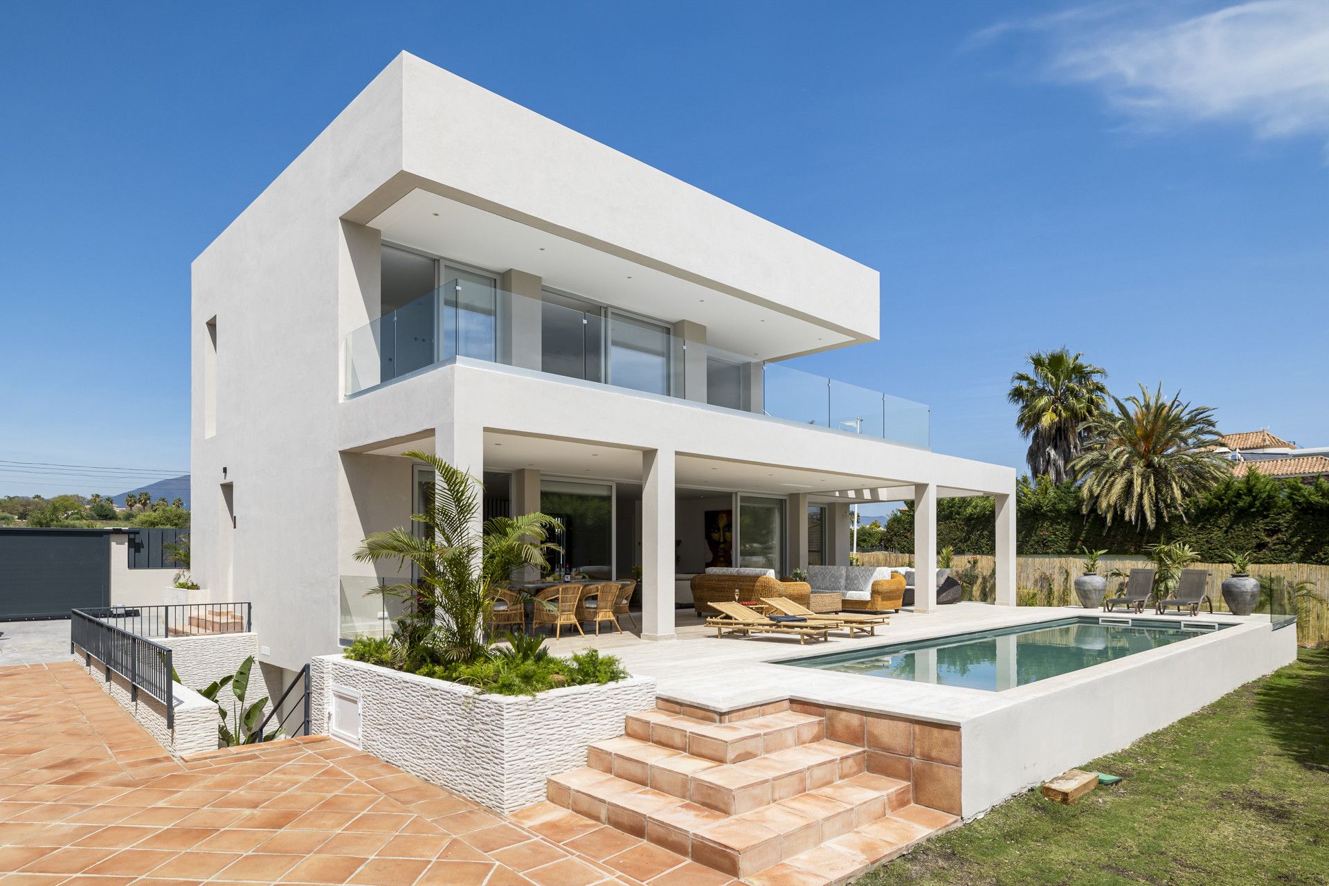 Vista exterior de Casa o xalet en venda en Marbella amb Aire condicionat, Jardí privat i Terrassa