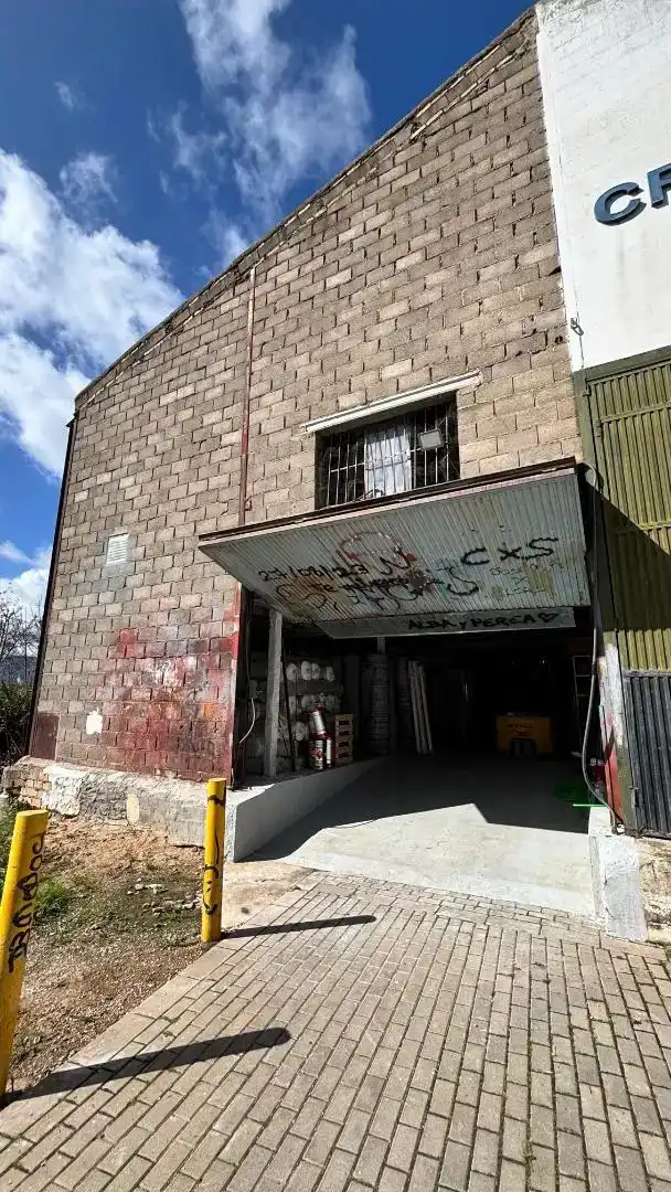 Außenansicht von Fabrikhallen zur Miete in Brenes