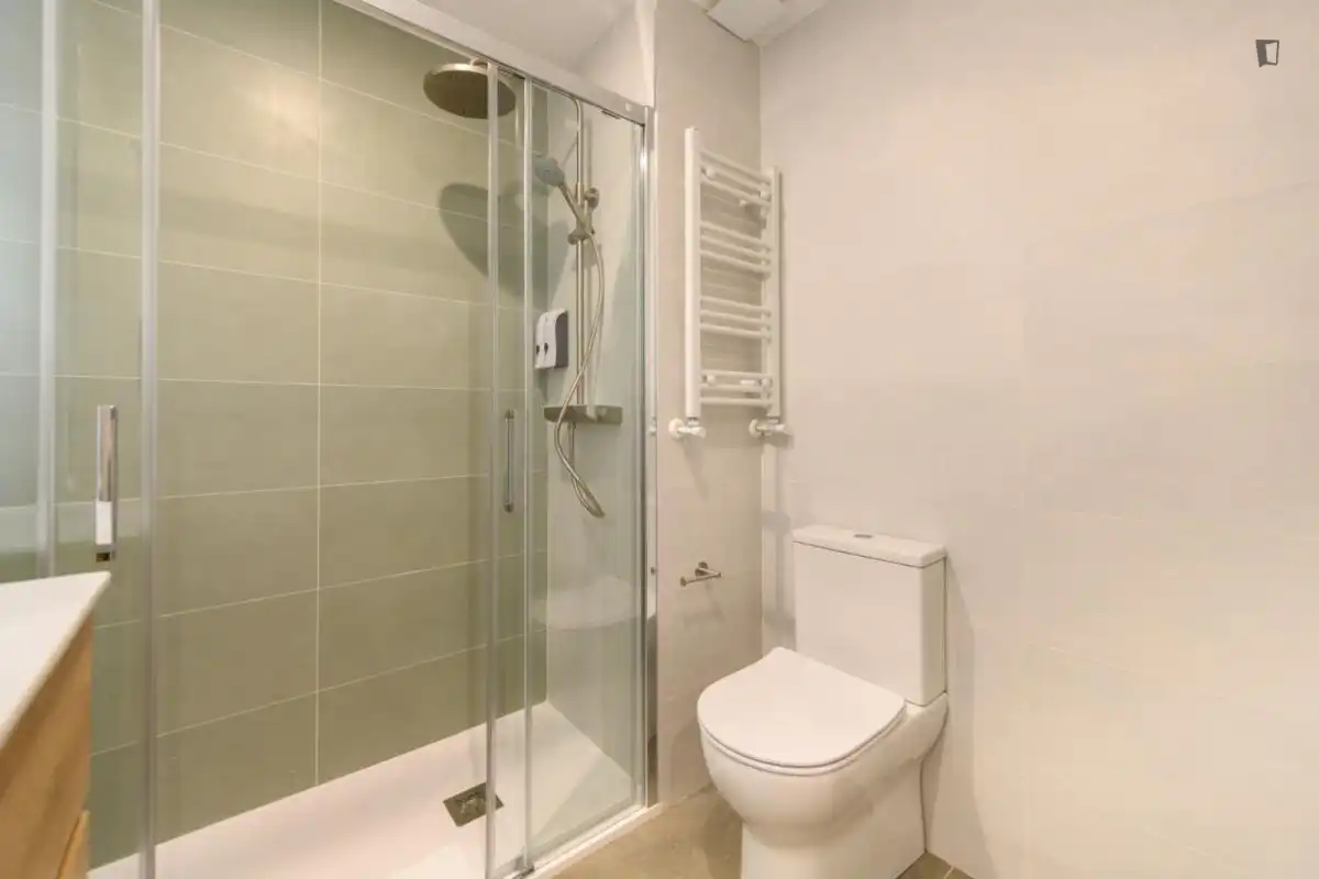 Badezimmer von Wohnungen zur Miete in Madrid mit Klimaanlage, Heizung und Möbliert