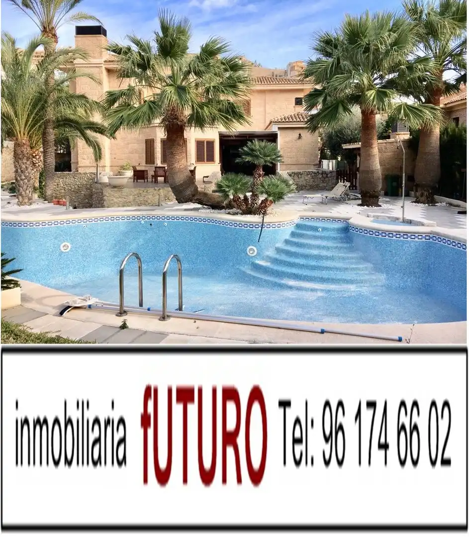 Chalet con piscina en venta en El Faro