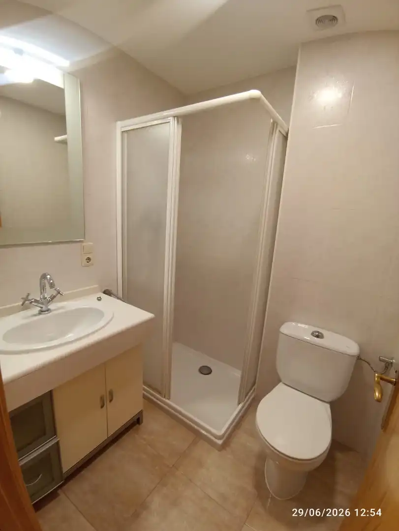 Badezimmer von Wohnung zur Miete in Cercs mit Klimaanlage und Möbliert