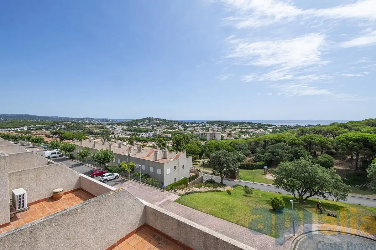 Vista exterior de Casa adosada en venta en Sant Feliu de Guíxols con Calefacción, Jardín privado y Terraza