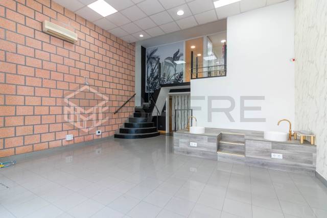 Local comercial en Venta en Calle de Rafaela Aparicio en Valdebebas - Valdefuentes