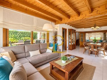 Casa amb piscina en venda a Carrer Ametllers