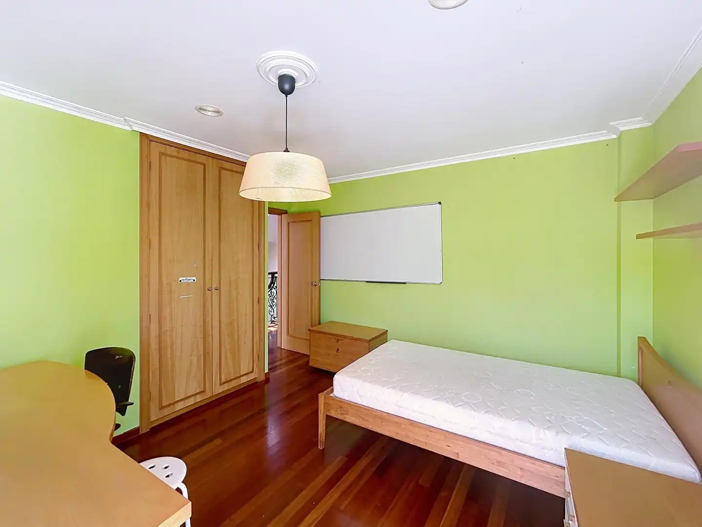 Habitación de Casa adosada en venta en Santiago de Compostela  con Calefacción, Terraza y Piscina comunitaria