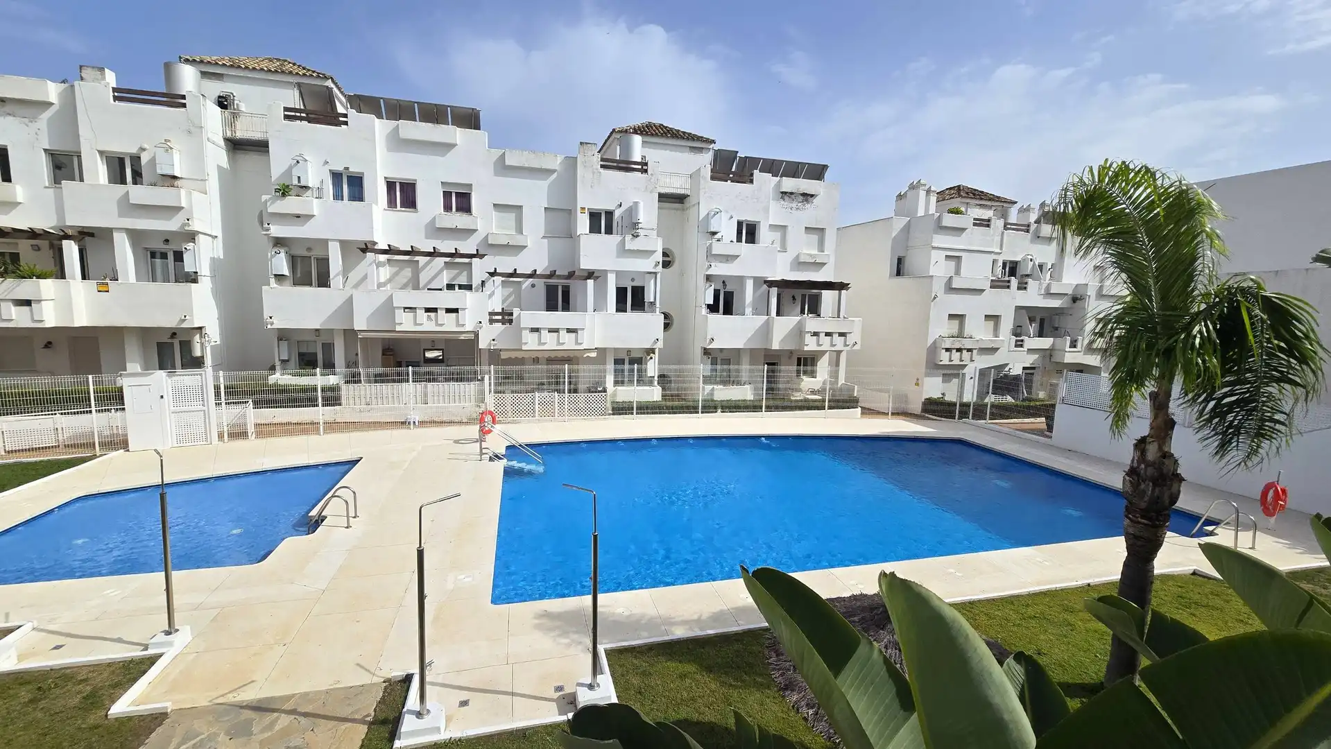 Piscina de Dúplex en venda en Estepona amb Aire condicionat, Jardí privat i Terrassa