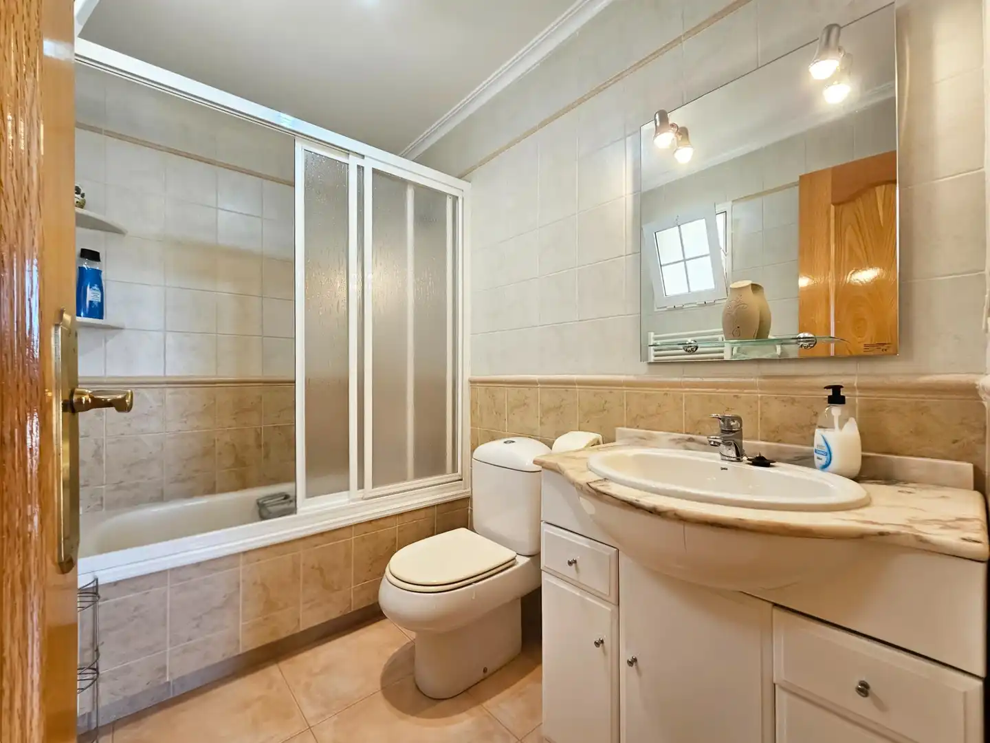 Badezimmer von Einfamilien-Reihenhaus zum Verkauf in Santa Pola mit Heizung, Privatgarten und Terrasse