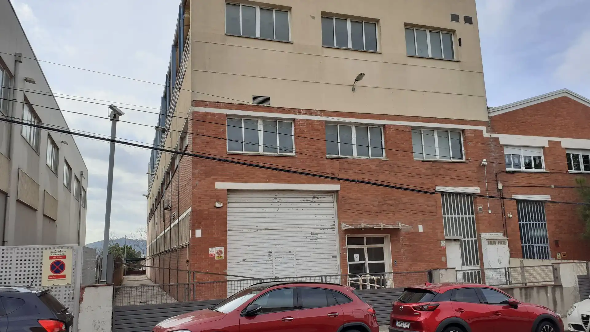 Vista exterior de Nau industrial en venda en Sant Joan Despí