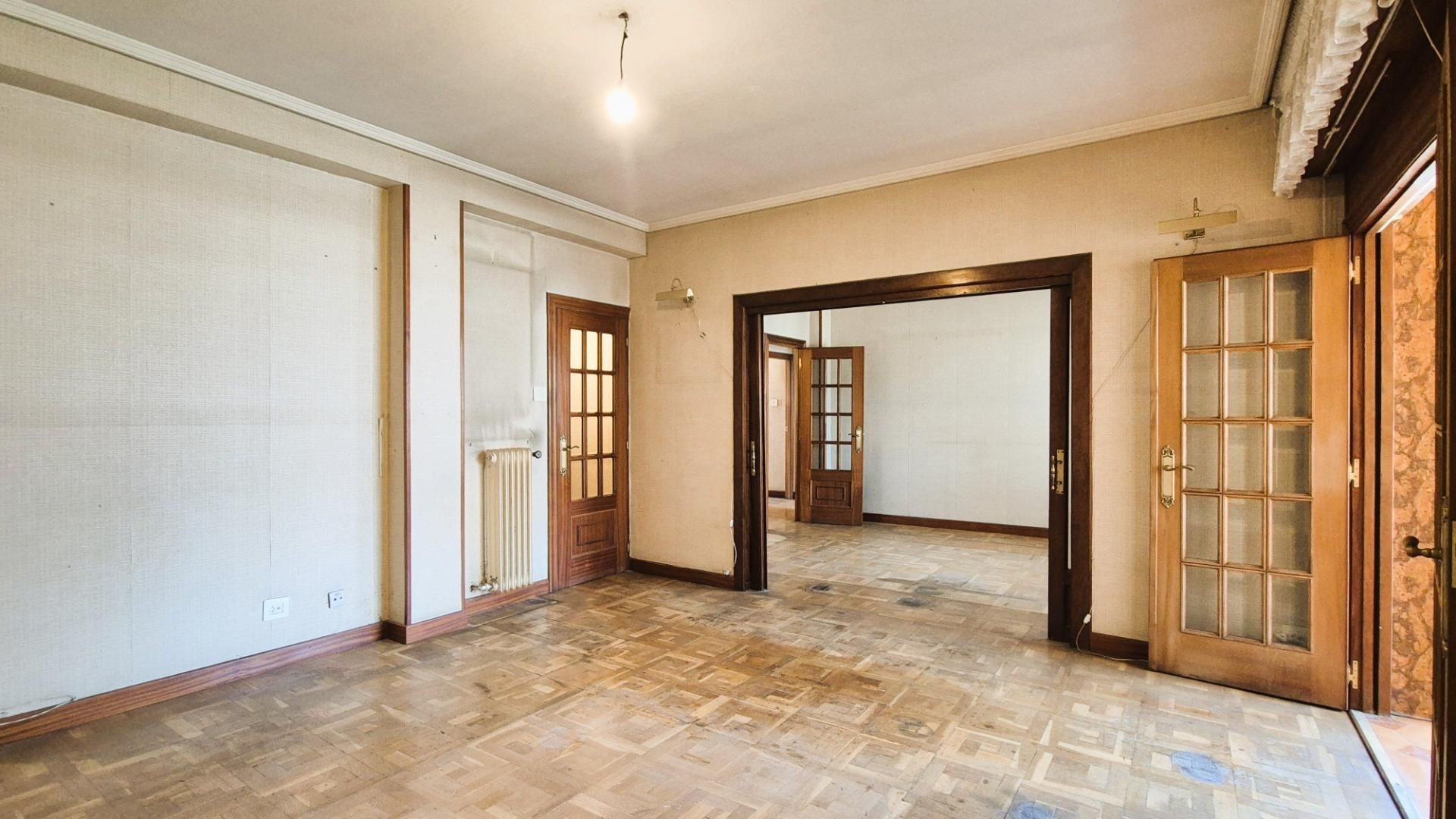 Piso en venta en  Pamplona / Iruña con Calefacción, Parquet y Terraza