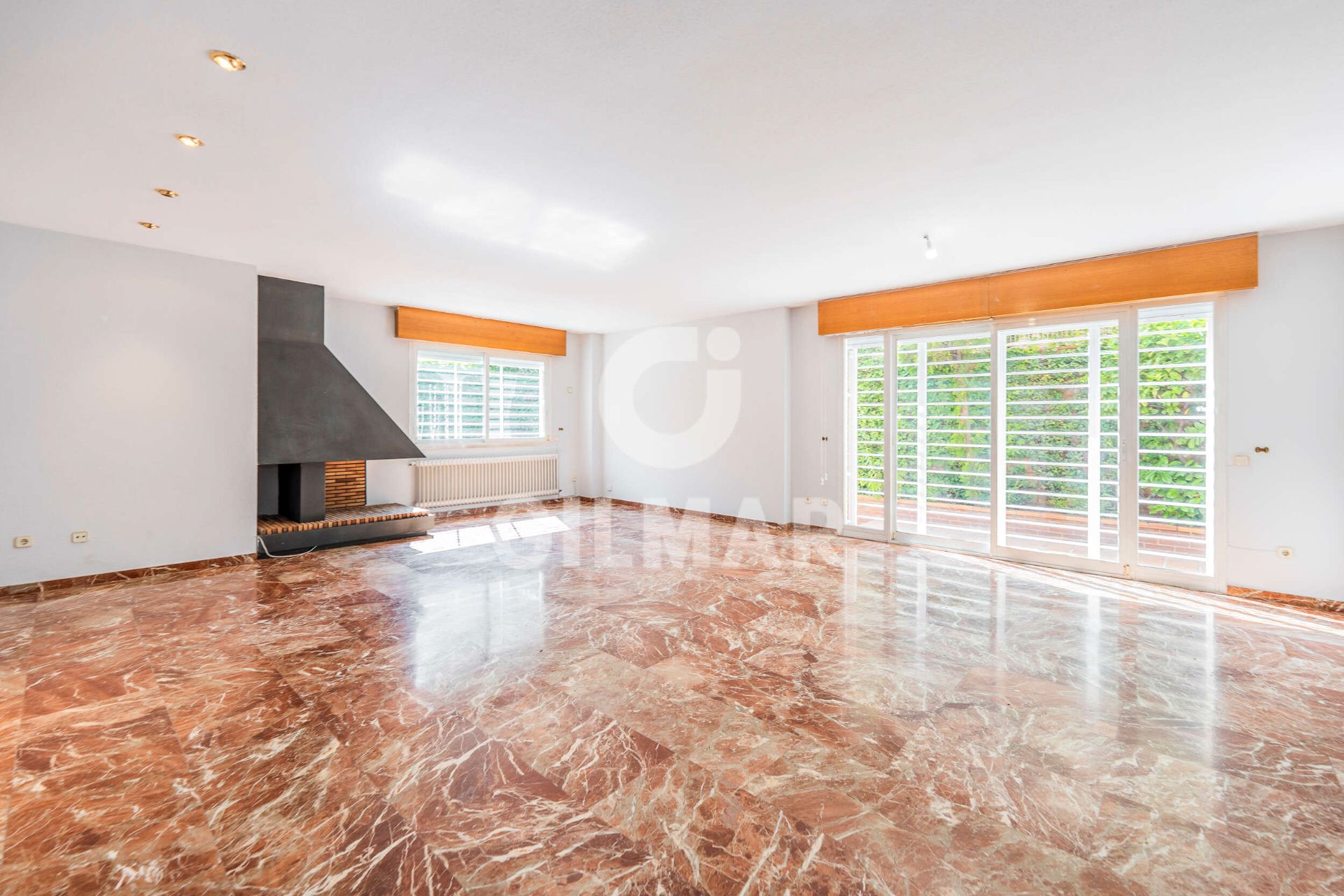 Sala d'estar de Casa adosada en venda en  Madrid Capital amb Aire condicionat, Calefacció i Jardí privat