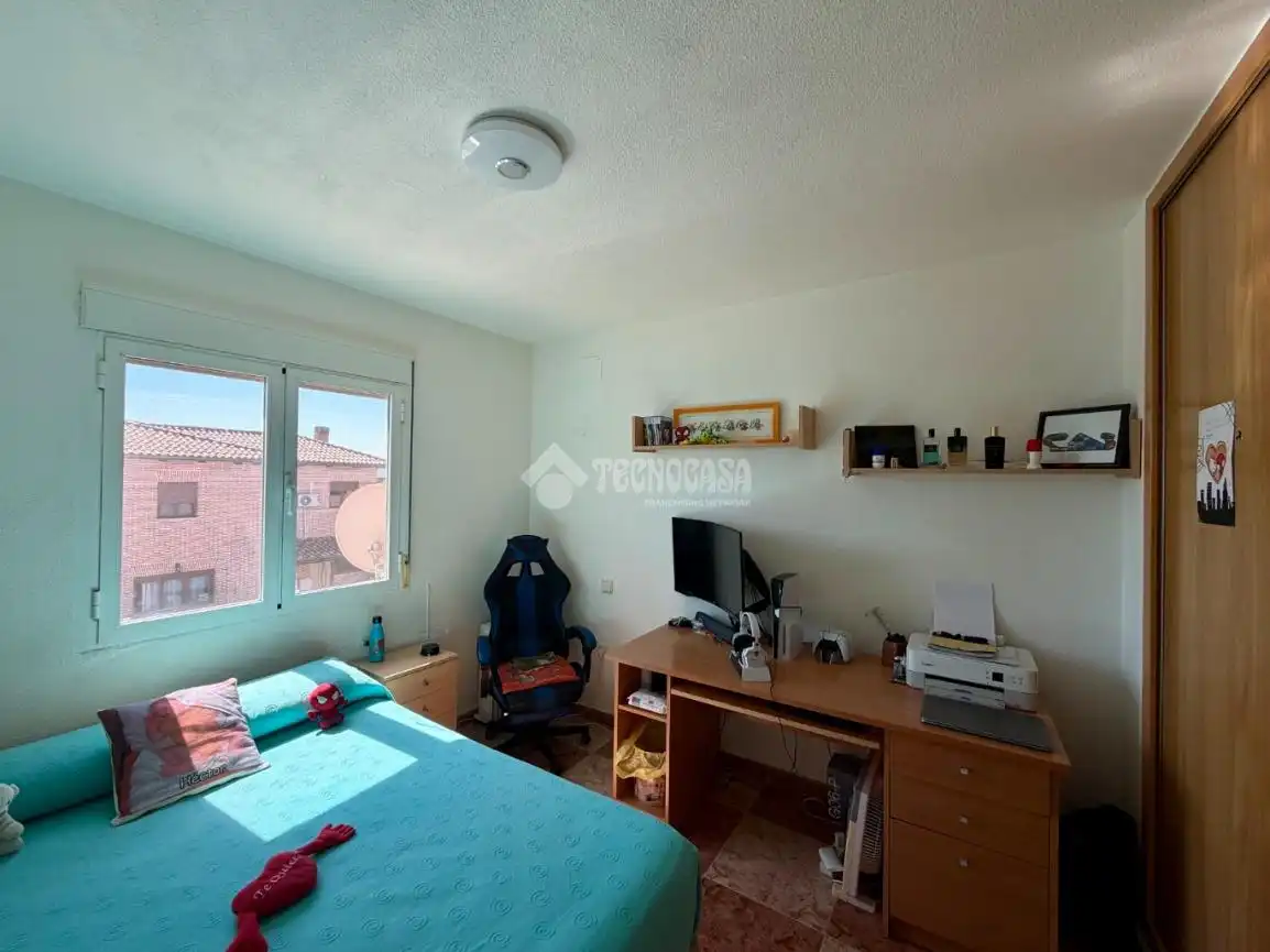 Habitación de Casa adosada en venta en Villanueva de la Torre con Jardín privado, Terraza y Balcón
