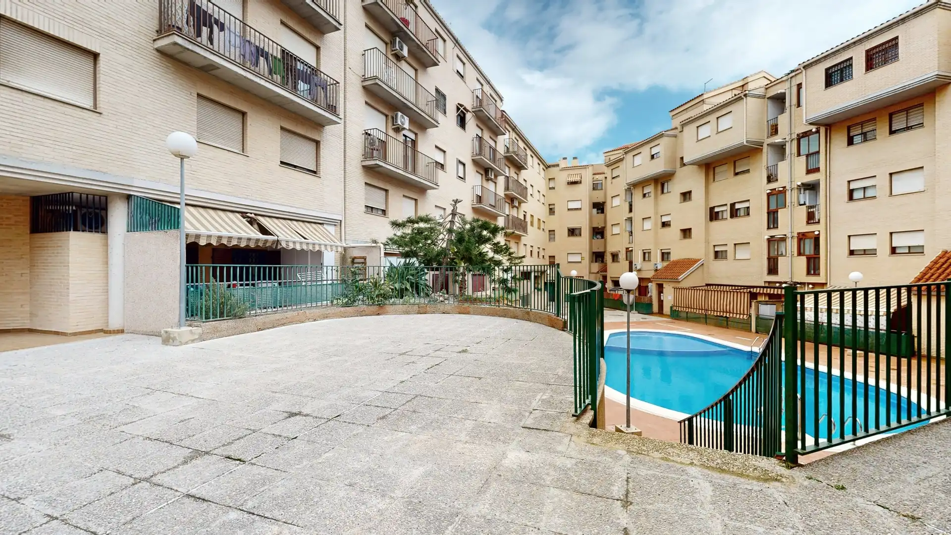 Vista exterior de Pis en venda en Paterna amb Aire condicionat, Jardí privat i Piscina