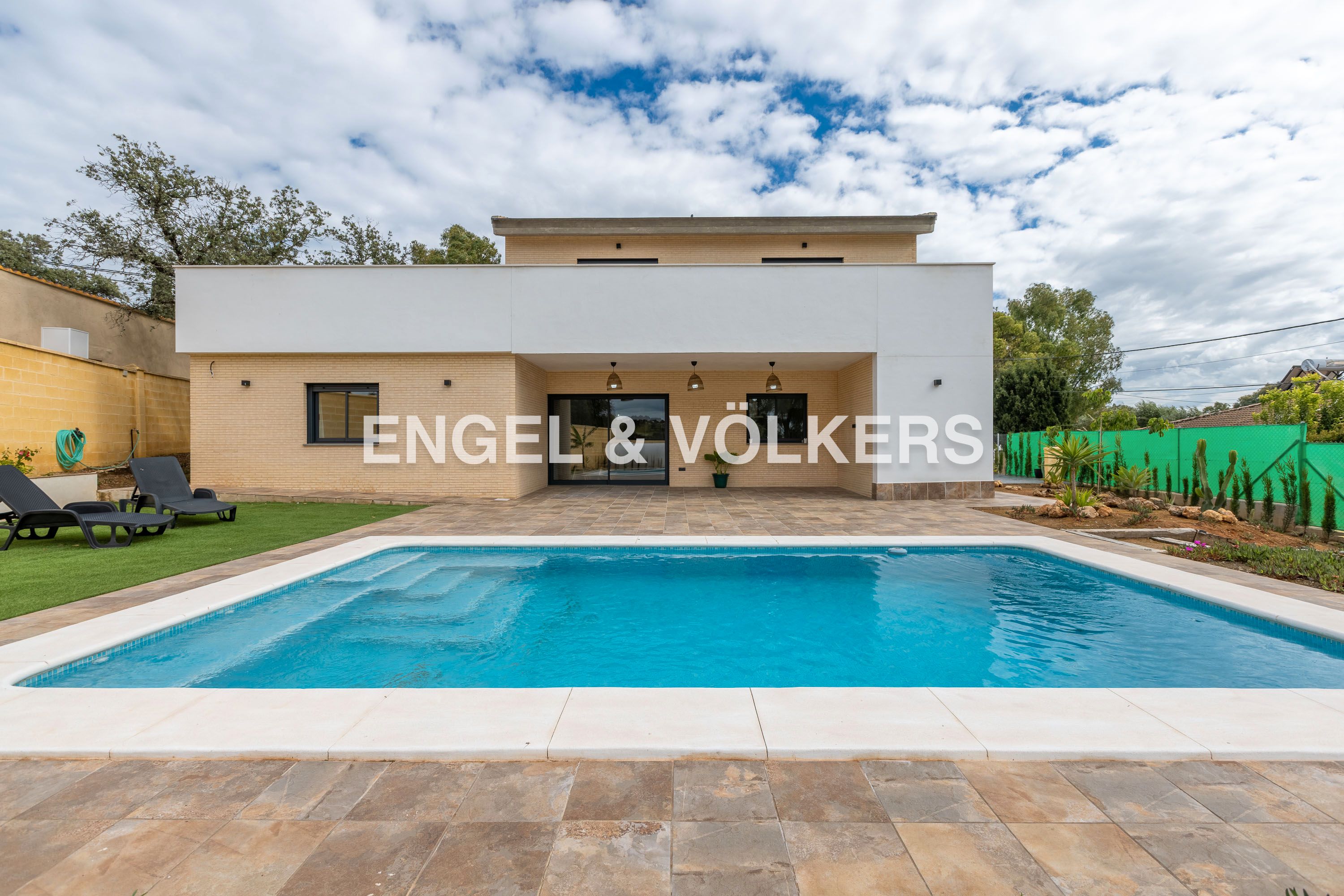 Vista exterior de Casa o xalet en venda en Guillena amb Aire condicionat, Calefacció i Jardí privat