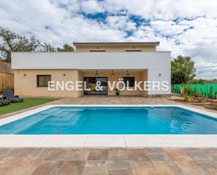 Vista exterior de Casa o xalet en venda en Guillena amb Aire condicionat, Calefacció i Jardí privat