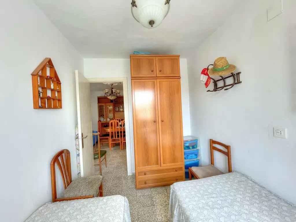 Dormitori de Finca rústica en venda en Benamocarra amb Jardí privat, Moblat i Forn