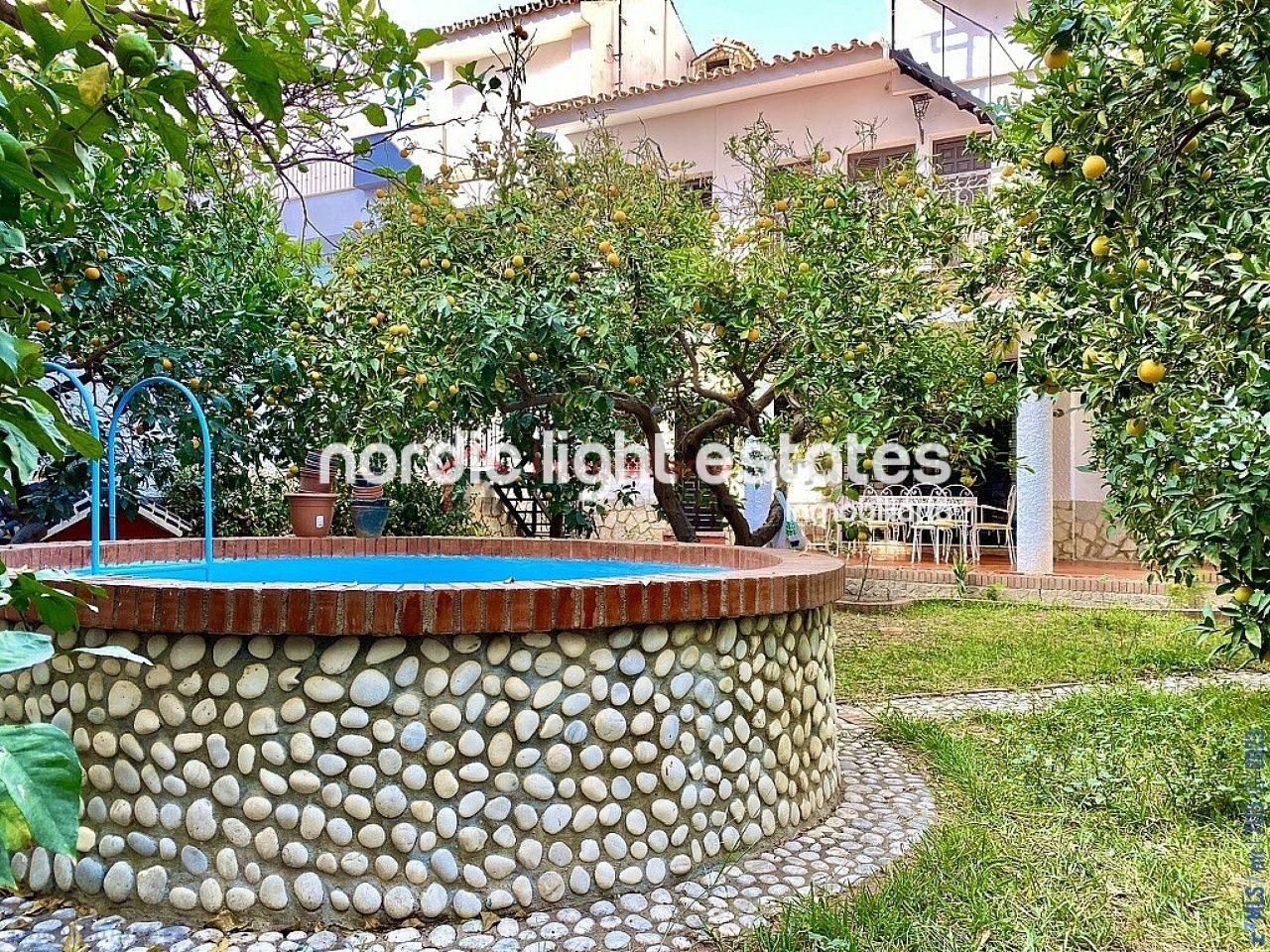 Vista exterior de Casa o xalet en venda en Vélez-Málaga amb Terrassa, Piscina i Moblat
