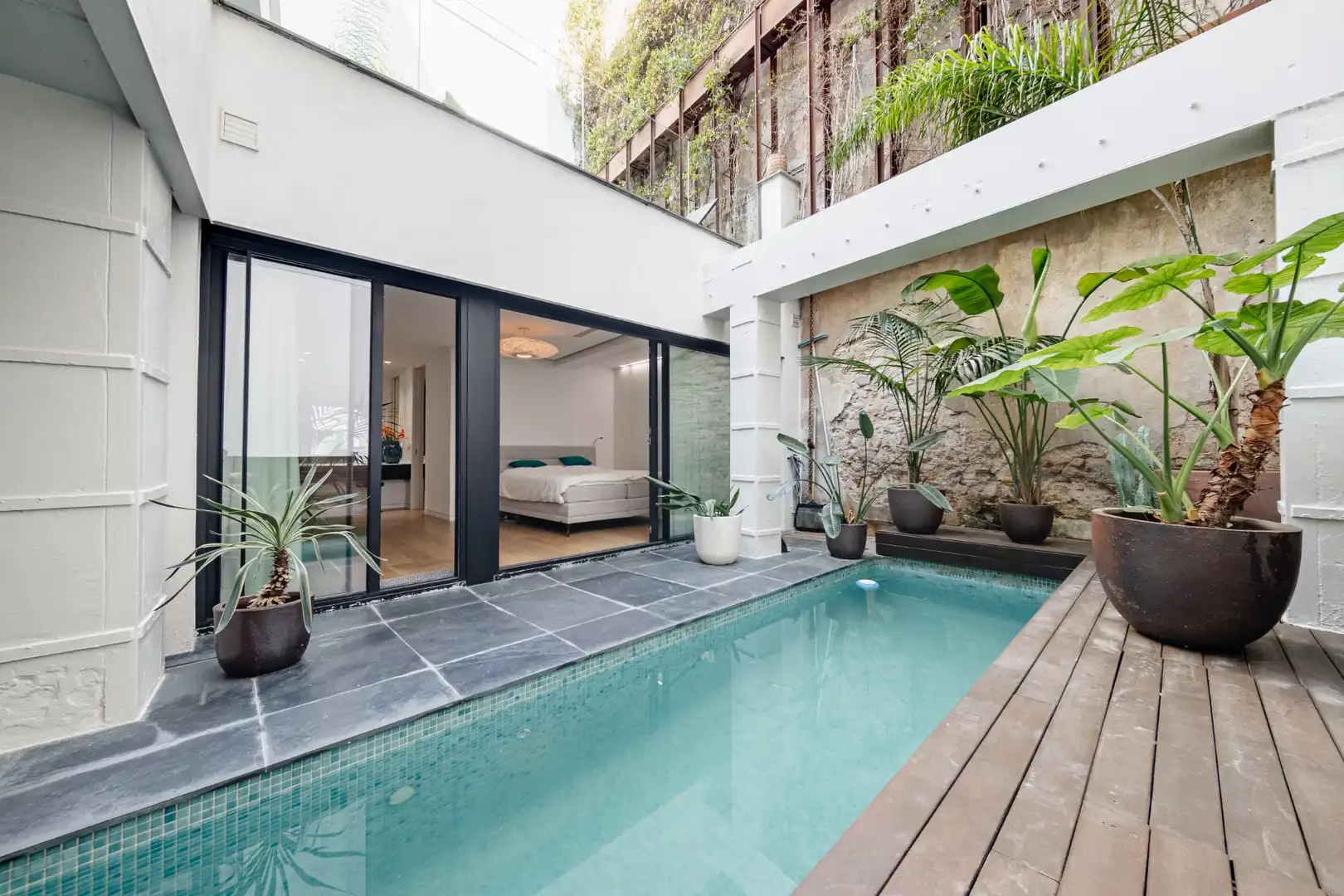 Schwimmbecken von Maisonette zum Verkauf in Barcelona mit Klimaanlage, Heizung und Privatgarten