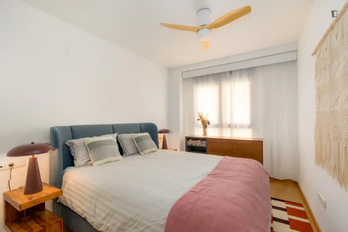 Dormitori de Apartament de lloguer en Valencia amb Aire condicionat, Moblat i Forn