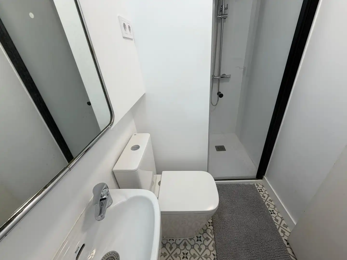 Bathroom of Flat for share in Madrid  with Heating, Furnished and Washing machine