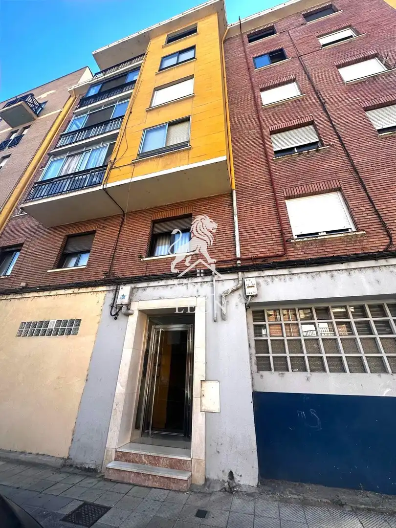 Vista exterior de Pis en venda en León Capital  amb Calefacció, Terrassa i Traster