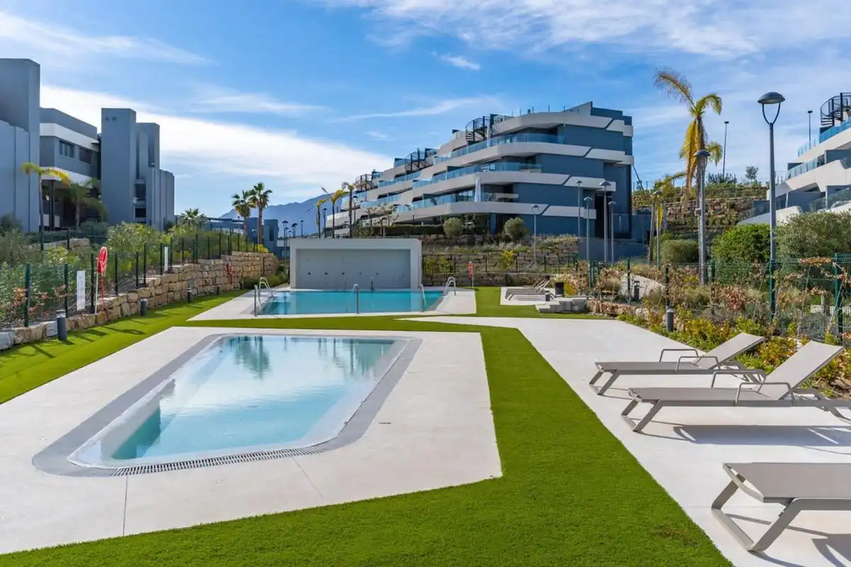 Piscina de Planta baja de alquiler en Estepona con Aire acondicionado, Jardín privado y Terraza