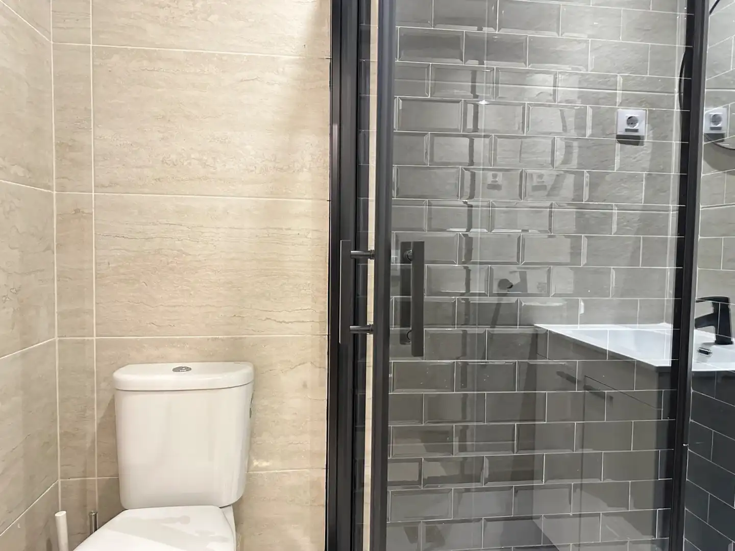 Baño de Piso para compartir en Bellavistas - Hipercor