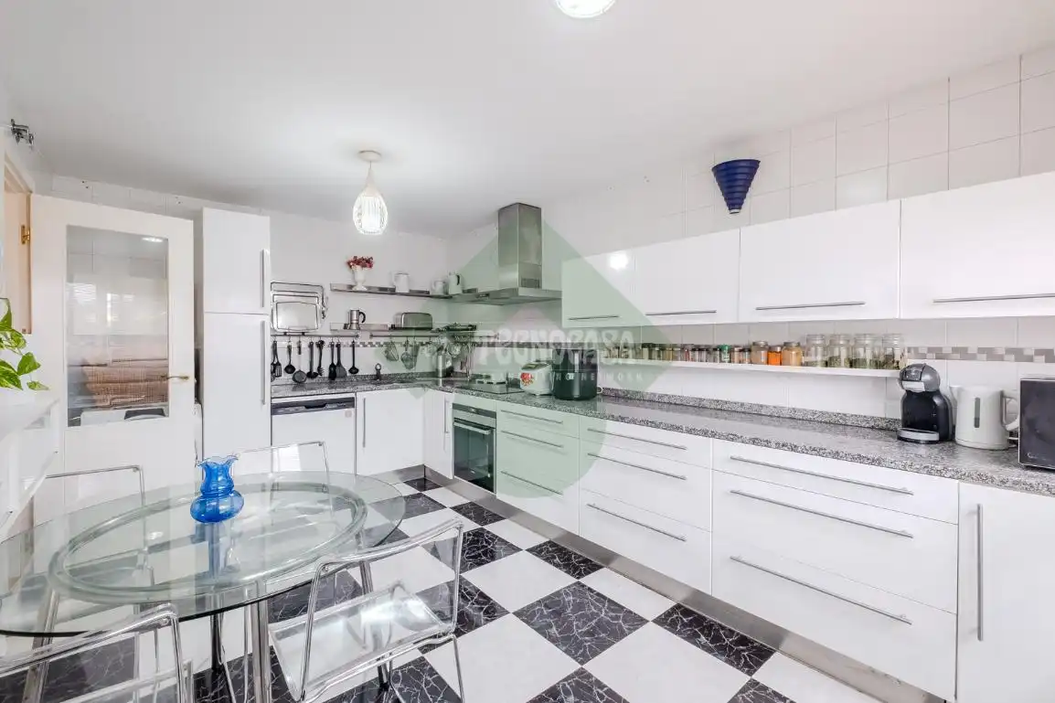 Cocina de Casa adosada en venta en Serranillos del Valle con Calefacción y Jardín privado