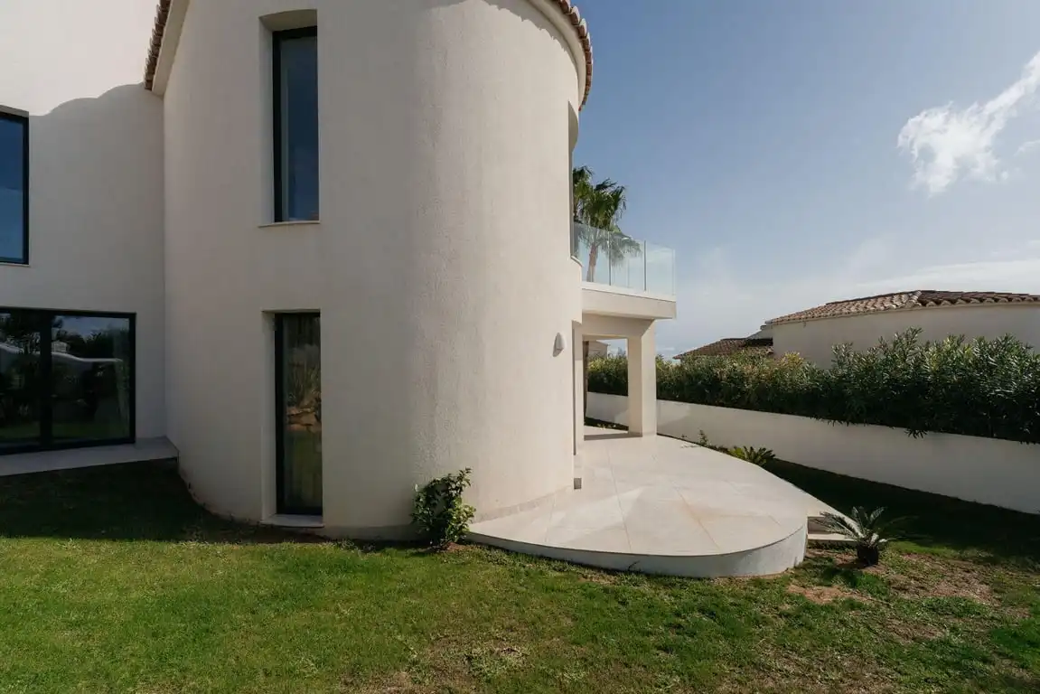 Vista exterior de Casa o chalet en venta en Benitachell / El Poble Nou de Benitatxell con Aire acondicionado, Jardín privado y Terraza