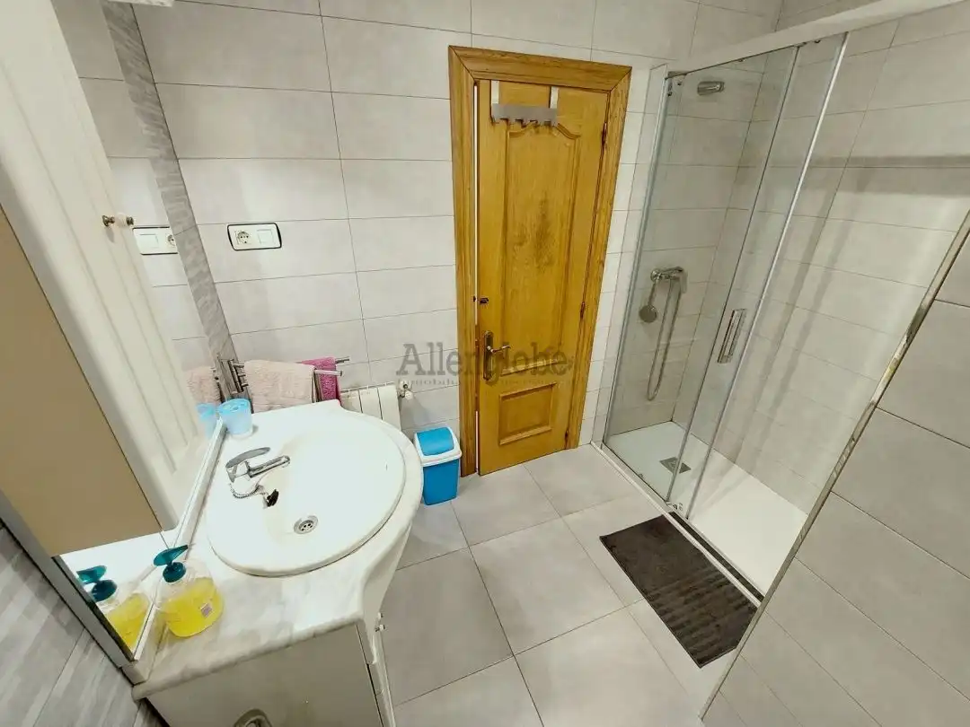 Bathroom of Flat for rent in Oviedo   with Heating and Terrace