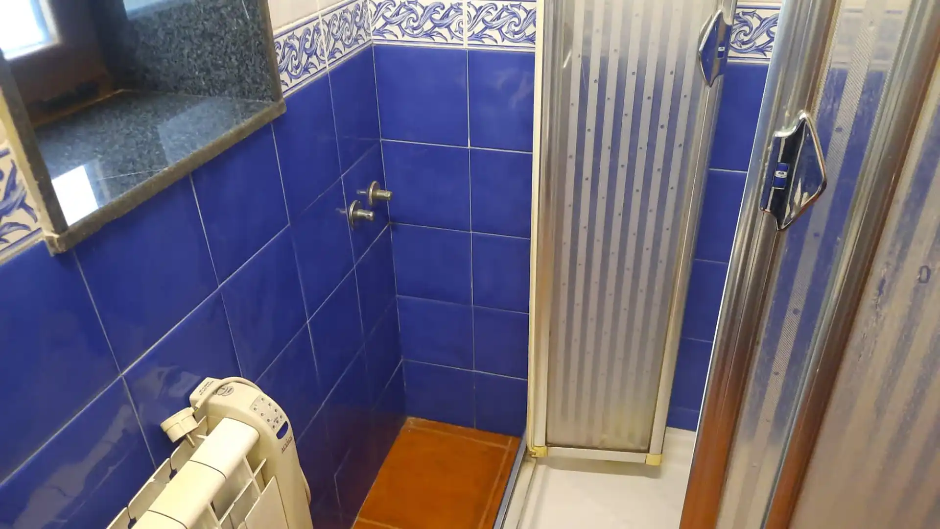 Bany de Casa o xalet en venda en Las Regueras   amb Calefacció, Terrassa i Forn