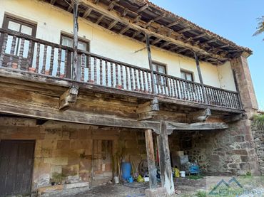 Casa amb balcó en venda a Barrio Santibanez