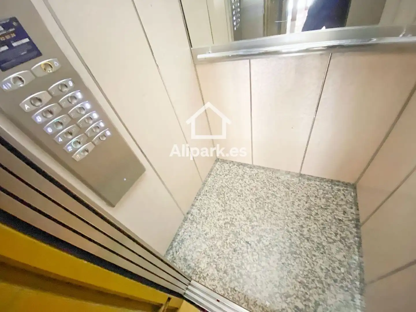 Parking de Piso en venta en Alicante / Alacant con Aire acondicionado, Terraza y Balcón