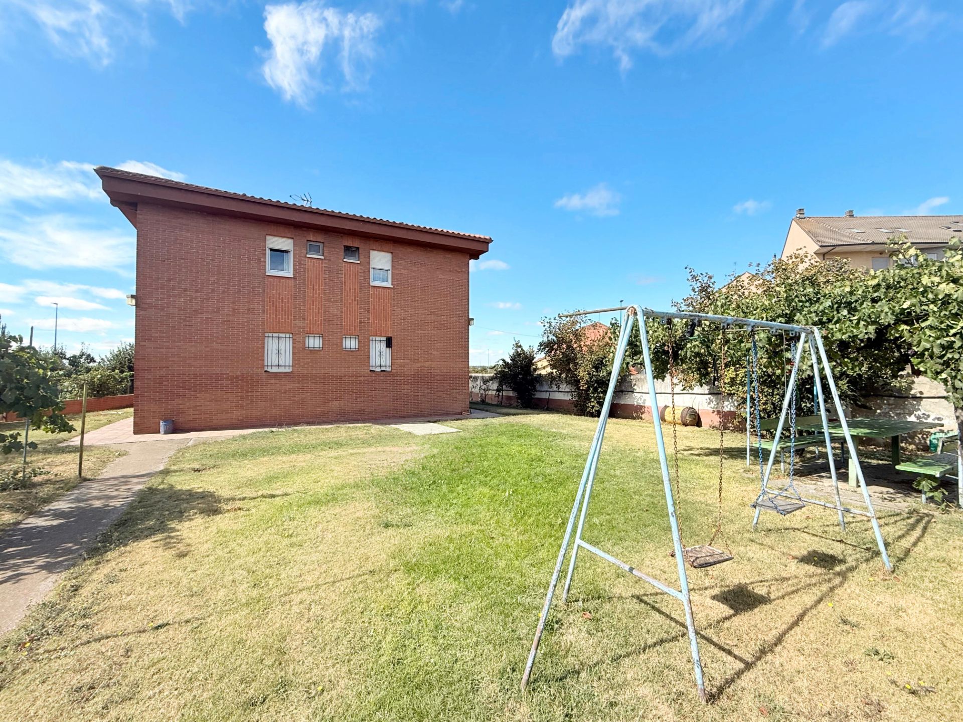 Exterior view of House or chalet for sale in León Capital   with Heating, Private garden and Parquet flooring