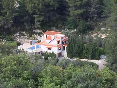 Vista exterior de Casa o xalet en venda en Tàrbena amb Aire condicionat, Terrassa i Piscina