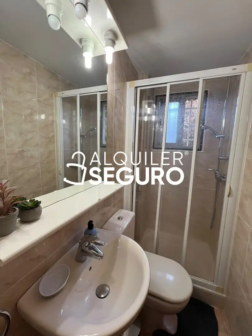 Baño de Piso de alquiler en Madrid con Aire acondicionado, Calefacción y Terraza